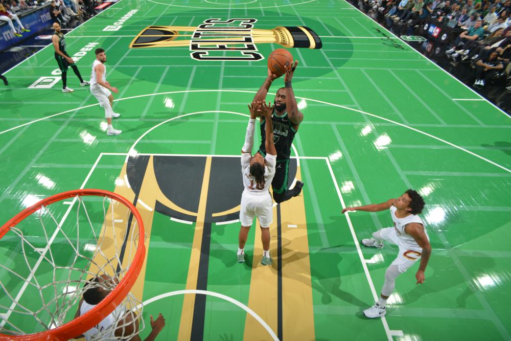 并在进攻端 并在进攻端